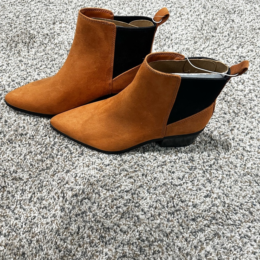 A New Day Women Tan Faux Suede Ankle Booties Pointed Toe Pull On Boots Size 7.5 - Picture 2 of 6